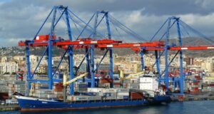 El futuro del transporte en Canarias: tecnología y sostenibilidad al servicio de la logística Puerto de Canarias con ferris sostenibles y contenedores inteligentes en un modelo de logística verde.