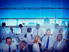 Cómo una DMC impulsa destinos y organiza encuentros empresariales Equipo de una empresa DMC organizando un congreso internacional, coordinando logística, transporte y actividades en el destino.