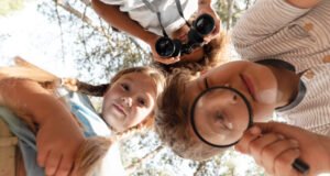 Educar en la naturaleza fortalece el aprendizaje escolar Grupo de estudiantes realizando una excursión escolar en la naturaleza, observando plantas y animales con sus docentes
