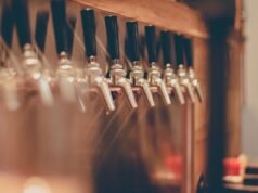 Variedad y mantenimiento de los dispensadores de bebidas y grifos de cerveza Grifos de cerveza y dispensadores de bebidas en funcionamiento en un bar de Canarias, con sistema de enfriamiento profesional.