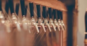 Variedad y mantenimiento de los dispensadores de bebidas y grifos de cerveza Grifos de cerveza y dispensadores de bebidas en funcionamiento en un bar de Canarias, con sistema de enfriamiento profesional.