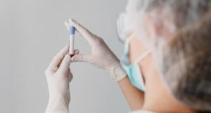 Los análisis clínicos como herramienta clave para cuidar la salud y prevenir enfermedades Técnico de laboratorio realizando análisis clínicos con equipamiento moderno en Sant Adrià de Besòs.