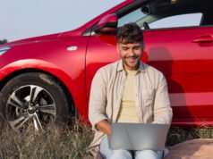 Factores que impulsan el crecimiento de la venta de neumáticos online en España Cliente comprando neumáticos online desde un ordenador portátil con opciones de instalación en taller en España.