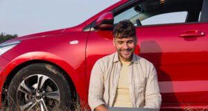 Factores que impulsan el crecimiento de la venta de neumáticos online en España Cliente comprando neumáticos online desde un ordenador portátil con opciones de instalación en taller en España.