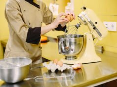 El auge de las amasadoras usadas impulsa el equipamiento en panaderías Amasadora industrial usada en una panadería, lista para su revisión y mantenimiento antes de su reutilización.