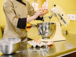 El auge de las amasadoras usadas impulsa el equipamiento en panaderías Amasadora industrial usada en una panadería, lista para su revisión y mantenimiento antes de su reutilización.