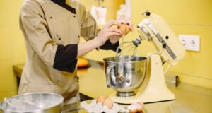 El auge de las amasadoras usadas impulsa el equipamiento en panaderías Amasadora industrial usada en una panadería, lista para su revisión y mantenimiento antes de su reutilización.