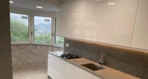 El oficio de la carpintería impulsa la identidad y la innovación en San Sebastián Carpintero trabajando con madera local en un taller de San Sebastián aplicando técnicas tradicionales y modernas.