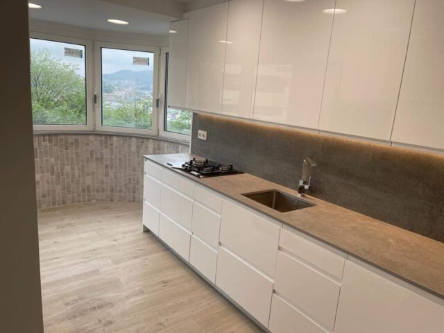 Carpintería artesanal con madera local en San Sebastián Carpintero trabajando con madera local en un taller de San Sebastián aplicando técnicas tradicionales y modernas.