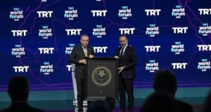 El Foro Mundial de TRT cierra su novena edición con más de 1500 asistentes Participantes del TRT World Forum 2025 en Estambul durante una sesión plenaria sobre los desafíos del nuevo orden global.
