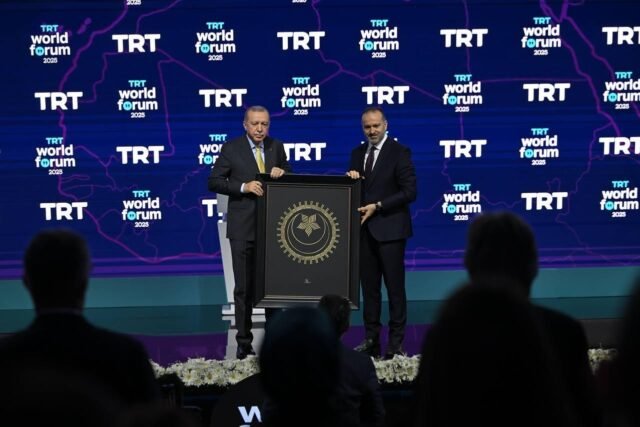 Participantes del TRT World Forum 2025 en Estambul durante una sesión plenaria sobre los desafíos del nuevo orden global.