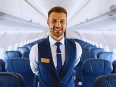 Formación profesional esencial para quienes buscan trabajar como tripulantes aéreos Formación de tripulantes de cabina durante prácticas en simulador aeronáutico.