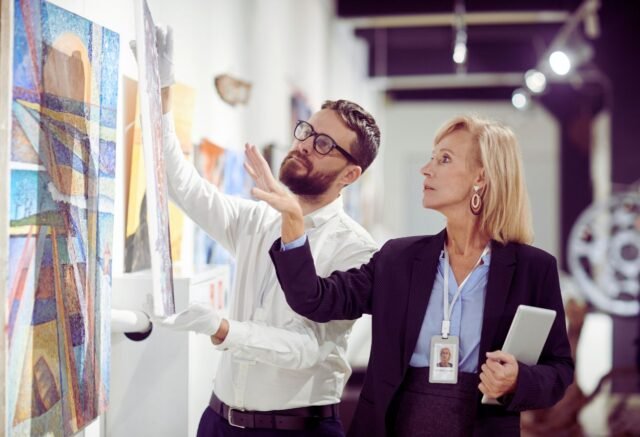 Especialista analizando una obra de arte para su peritaje y valoración profesional.