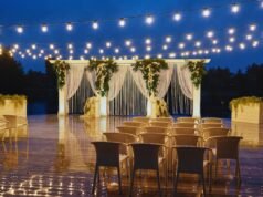 Decoración cuidada y versátil para bodas que respetan cada estilo personal Decoración de boda personalizada en Lanzarote con altar y mesas diseñadas a medida.