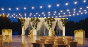 Decoración cuidada y versátil para bodas que respetan cada estilo personal Decoración de boda personalizada en Lanzarote con altar y mesas diseñadas a medida.