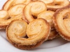 La repostería española y la vigencia de sus dulces tradicionales Dulces tradicionales de la repostería española como palmeritas, buñuelos y milhojas artesanales.