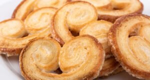 La repostería española y la vigencia de sus dulces tradicionales Dulces tradicionales de la repostería española como palmeritas, buñuelos y milhojas artesanales.