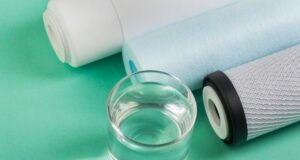 Procesos de depuración que fortalecen la calidad en la industria alimentaria y de bebidas Sistema de filtración industrial utilizado para la depuración de líquidos en la industria alimentaria.