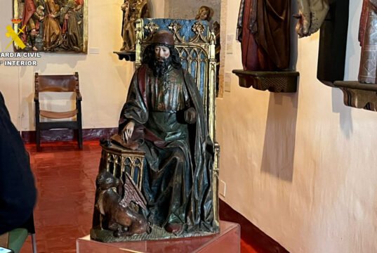 Recuperada en Italia una talla del siglo XV robada en 1979 del retablo de Astudillo Talla policromada de San Lucas del siglo XV recuperada en Italia y devuelta a Palencia.