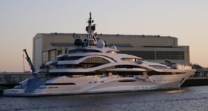 La conectividad satelital redefine la comunicación y gestión en el sector marítimo Antena de Starlink instalada en un barco para acceso a internet satelital en alta mar..