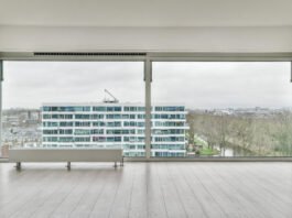 Ventanales amplios con vidrios de alta eficiencia en una vivienda contemporánea que aprovechan la luz natural y mejoran el confort interior.