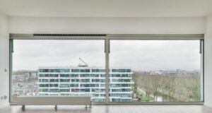 La incorporación de ventanales amplios en la arquitectura actual Ventanales amplios con vidrios de alta eficiencia en una vivienda contemporánea que aprovechan la luz natural y mejoran el confort interior.