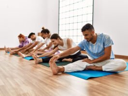 Personas practicando yoga en un centro de Nou Barris durante una clase guiada en Barcelona.