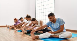 El crecimiento del yoga en barrios residenciales de Barcelona como práctica de bienestar Personas practicando yoga en un centro de Nou Barris durante una clase guiada en Barcelona.