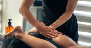 Los masajes deportivos se consolidan como parte clave de la recuperación atlética Masajista deportivo realizando tratamiento muscular a un atleta en Mallorca tras una sesión de entrenamiento.