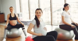 La fisioterapia contribuye al cuidado y prevención durante el embarazo Mujer embarazada realizando ejercicios de fisioterapia guiados por una profesional para aliviar molestias y preparar el cuerpo para el parto.