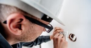 Actualización de instalaciones eléctricas en viviendas y su impacto en la seguridad y el consumo Sofá con tapicería de lino y decoración en tonos naturales en un salón luminoso de estilo veraniego.