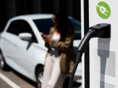 Crecimiento sostenido de la movilidad urbana sostenible en ciudades modernas Personas utilizando bicicletas y transporte público eléctrico en una ciudad con enfoque en movilidad sostenible.