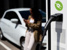 Personas utilizando bicicletas y transporte público eléctrico en una ciudad con enfoque en movilidad sostenible.