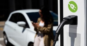 Crecimiento sostenido de la movilidad urbana sostenible en ciudades modernas Personas utilizando bicicletas y transporte público eléctrico en una ciudad con enfoque en movilidad sostenible.