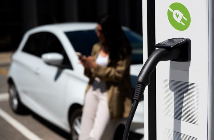 Personas utilizando bicicletas y transporte público eléctrico en una ciudad con enfoque en movilidad sostenible.