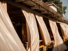 Las mejores tendencias textiles para el verano Sofá con tapicería de lino y decoración en tonos naturales en un salón luminoso de estilo veraniego.