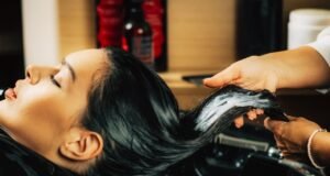 Peluquerías unisex priorizan tratamientos capilares y atención personalizada para cada cliente Profesional realizando tratamiento capilar en una peluquería unisex de Sant Gervasi.