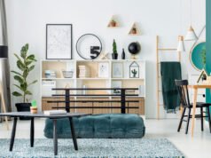 Los muebles auxiliares claves para la mejor decoración Salón moderno con muebles auxiliares de madera natural, estanterías decorativas y mesas auxiliares de diseño contemporáneo.