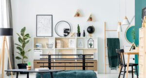 Los muebles auxiliares claves para la mejor decoración Salón moderno con muebles auxiliares de madera natural, estanterías decorativas y mesas auxiliares de diseño contemporáneo.