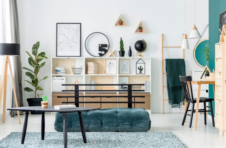 Salón moderno con muebles auxiliares de madera natural, estanterías decorativas y mesas auxiliares de diseño contemporáneo.