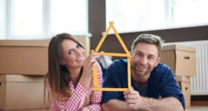 Comprar vivienda de obra nueva crece como opción en mercado actual Complejo residencial de obra nueva en Canarias con edificios modernos y zonas comunes.
