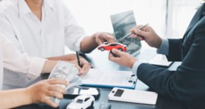 Cataluña registró en 2025 un total de 1.884 heridos graves y 193 fallecidos en siniestros viales Abogado revisando documentación médica y jurídica de un accidente de tráfico grave