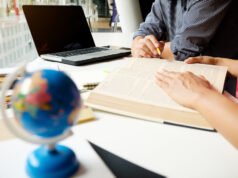 El desafío de comunicar con precisión técnica y cultural en mercados globales Traductor profesional revisando documentos corporativos en varios idiomas