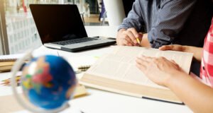 El desafío de comunicar con precisión técnica y cultural en mercados globales Traductor profesional revisando documentos corporativos en varios idiomas