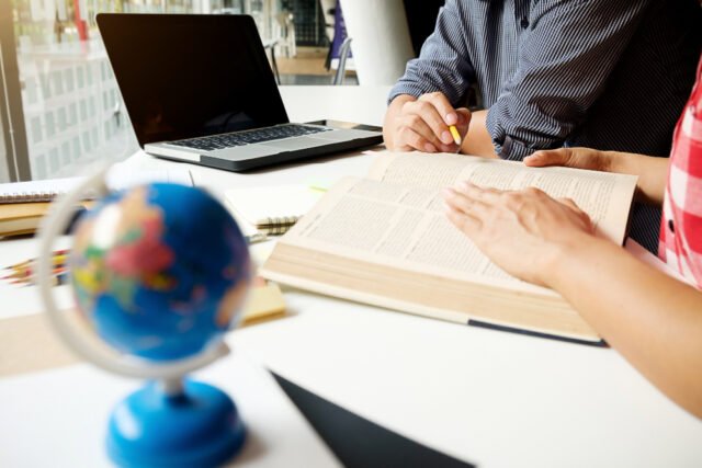 La importancia de la traducción profesional en los negocios internacionales Traductor profesional revisando documentos corporativos en varios idiomas