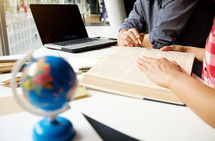 Traductor profesional revisando documentos corporativos en varios idiomas