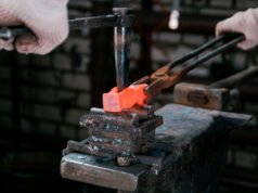 ¿Por qué las piezas más exigentes empiezan en una forja? Operario supervisando el proceso de forja y mecanizado de una pieza de acero inoxidable