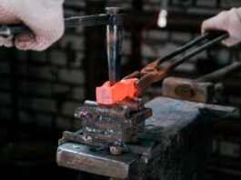 ¿Por qué las piezas más exigentes empiezan en una forja? Operario supervisando el proceso de forja y mecanizado de una pieza de acero inoxidable