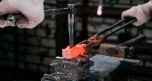 ¿Por qué las piezas más exigentes empiezan en una forja? Operario supervisando el proceso de forja y mecanizado de una pieza de acero inoxidable