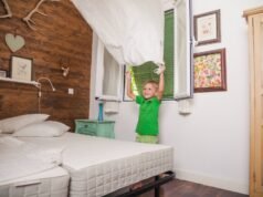 Camas abatibles: la solución inteligente para ahorrar espacio Cama abatible integrada en un mueble para ahorrar espacio